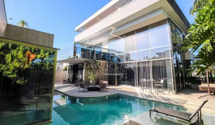Casa triplex de esquina com subsolo, condomínio Alphaville