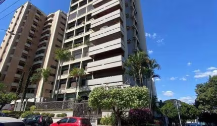 Apartamento de Alto Padrão, no centro da cidade, contendo 03 dormitórios com armários (sendo 01 suíte com closet), 03 vagas de garagem cobertas.