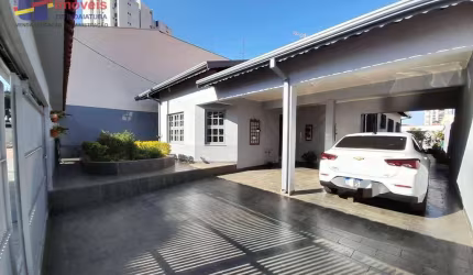 Casa Ampla, Localização Privilegiada, 03 dormitórios Sendo 01 suíte, Edícula com 02 dormitórios e banheiro.