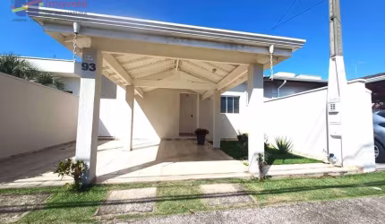 Casa térrea em condomínio fechado, 03 dormitórios (sendo 01 suíte), área de lazer, segurança e portaria 24hs.