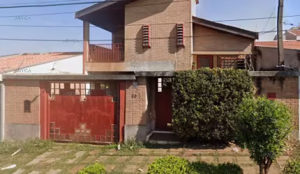 Casa de 3 Andares com Estilo Rústico e Jardim Encantador no Parque Novo Mundo