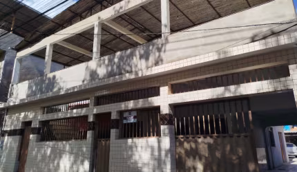 Lote com três casas e uma kitnet