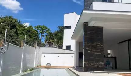Casa de Alto Padrão à Venda - 3 suites Piscina - Cond. Alphaville 1