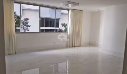 Apartamento reformado | 4 Dorms e 5 banheiros - Localização excelente