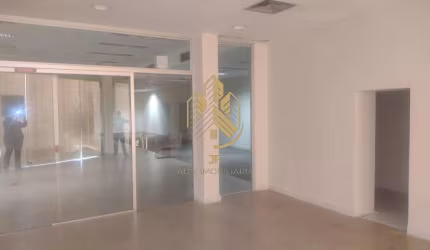 Salão Comercial na Penha de França - São Paulo-SP: 5 salas, 5 banheiros, 3 vagas de garagem, 360m². Excelente oportunidade para o seu negócio!
