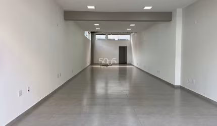 Imóvel comercial disponível para locação no Centro com 114m2 de área útil com salão, 2 banheiros.
