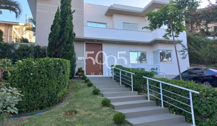 Casa para locação no Condomínio Campos de Santo Antonio com 300m² de área construída e 800m² de área total.