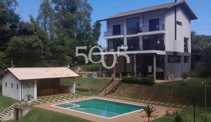Casa de condomínio para locação com 4 quartos, sendo 2 suítes, e 3 salas amplas e arejadas, com 680m2 de construção em um terreno de 5000m2