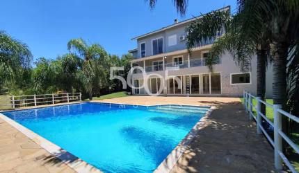 Casa para locação no condomínio Village Castelo, com 400m² de construção e 1500m² de área total