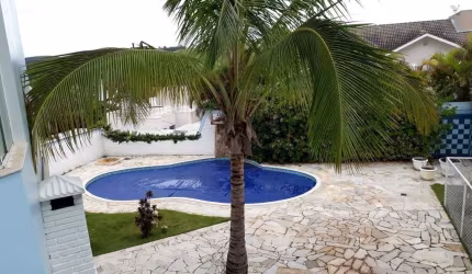 Casa disponível para venda e locação no Condomínio Campos de Santo Antônio I. Área Construída de 463,42 m2, e área total com 804,26 m2.