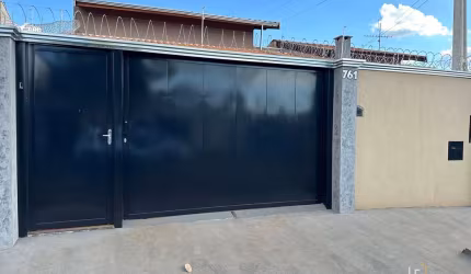 Casa com dois dormitórios sendo uma suíte sala cozinha varanda dois banheiros lavanderia