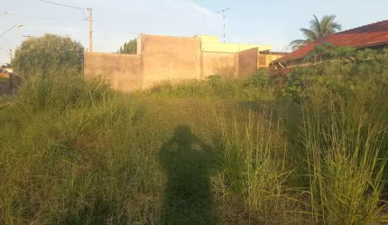Terreno à venda, plano, medindo 11 x 22, com 242 m2.