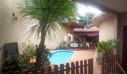 Lindo imóvel de esquina com piscina e área Gourmet.