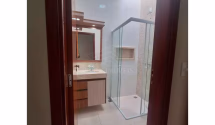 Casa à Venda em Jardim Bandeirantes - 3 Dormitórios, R$398k