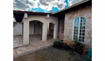 Casa à Venda em Jardim Santa Helena - 3 Dormitórios, R$550 mil