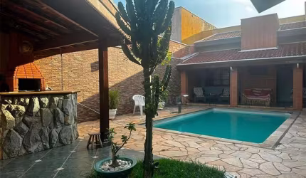 **Descubra seu novo lar no Jardim Serra Dourada!** Este encantador imóvel, com 184 m² de área útil, é a combinação perfeita de conforto e praticidade. Com 2 dormitórios, sendo uma suíte, você encontra