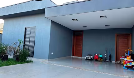 Casa à Venda no Bairro Morro Vermelho - 3 Dormitórios, R$795 mil