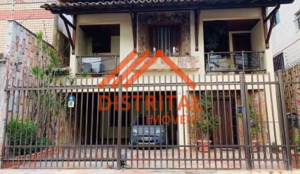 Casa com área total de 200m², varanda, 3 salas.