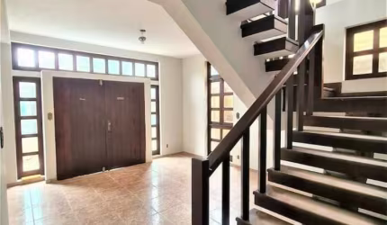 Casa a venda com dois pavimentos 03 quartos 03 vagas.