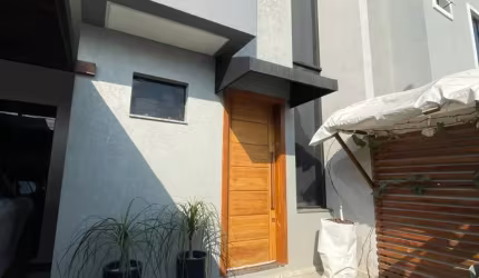 Excelente Sobrado no  Bairro Santa Regina
