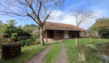 Casa com 2 quartos para alugar na Petersen, 36, São Jorge, Portão por R$ 1.415