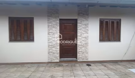 Casa com 2 quartos para alugar na Duque de Caxias, 460, Portão Velho, Portão por R$ 1.115