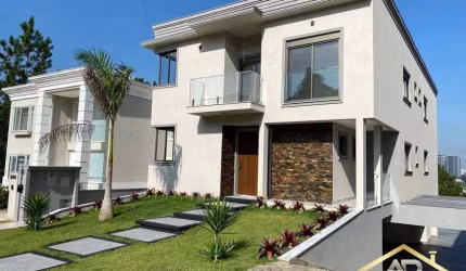 Casa à Venda em Condomínio com 4 Quartos e 6 banheiros sendo 578m².