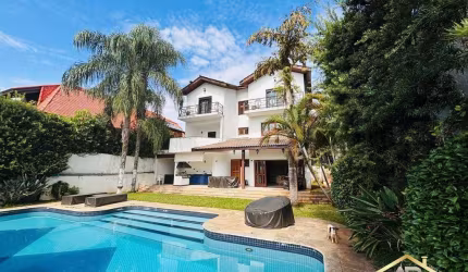 Casa de Luxo: 520m² - 4 Suítes, piscina, salão de festa - Venda/Locação.