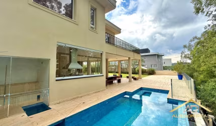 Casa sendo 851,47m² de Terreno, 4 Quartos, 4 suítes, piscina.