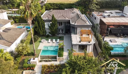 Mansão Exclusiva: 1250m², 5 Suítes, Piscina, Jardim e Arquitetura Moderna.