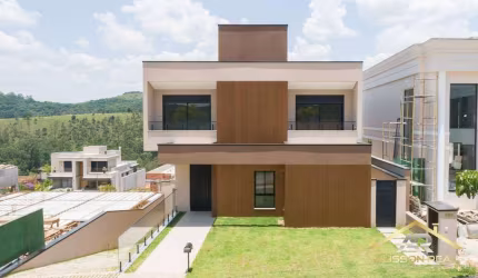 Excelente casa em condomínio, 501,98m² com 5 suítes sendo 1 master.