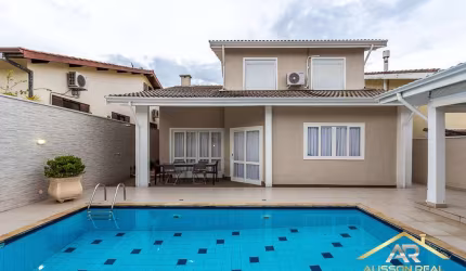 Oportunidade! Linda Casa de 360m² aconchegante, só entrar e morar.