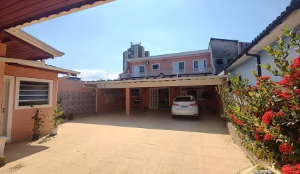 Lindo Sobrado de 200m² com 3 Quartos - 5 Vagas no Jaguaribe em Osasco.