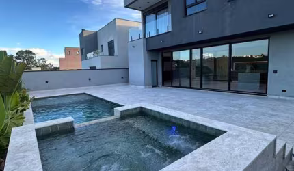Belíssima casa na Granja, 423m², com 4 Suítes e moveis planejados.
