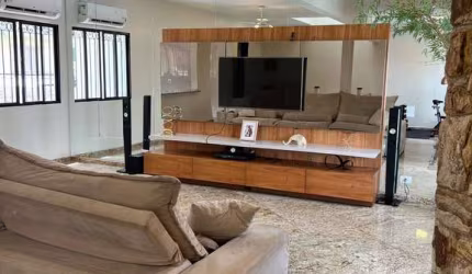 Linda casa bem localizada! com 4 Quartos, 1 suíte e 4 vagas.