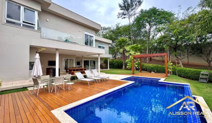 Excelente Casa, com moveis planejados, 4 Suítes, 7 Banheiros de 815 m².