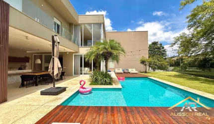 Belíssima Casa em Condomínio, 4 suítes e área construída com 410m².