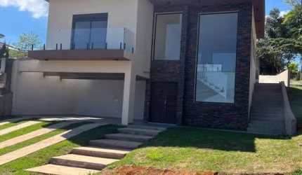 Venda de casa nova em condomínio, 3 Sts e 1 Master, 640m² de terreno.