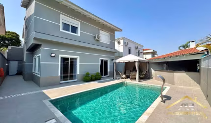 Casa totalmente reformada, 3 Suítes, 360m² no Residencial 6 no Alphaville.