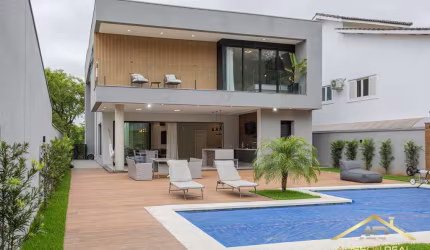 Belíssima Casa no Res. 12, 4 Suítes, 630m² - 4 Vagas - Alphaville - SP.