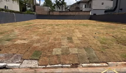 Terreno 100% plano, com 679m² em condomínio - Santana de Parnaíba - SP.