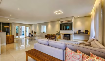 Casa com 4 Quartos, 2 Sts, 304m² - Condomínio Villas de São Francisco VI.
