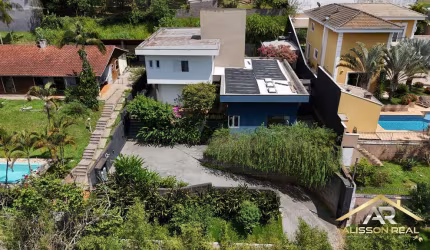 Linda Casa em Condomínio, com 3 Sts, Sala Ampla, 682,50m² - Jandira - SP.