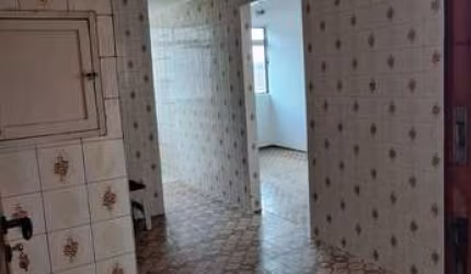 Apartamento Cohab II com 03 dormitórios e vaga de garagem coberta