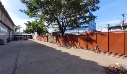 Ao lado da Marginal Tietê.