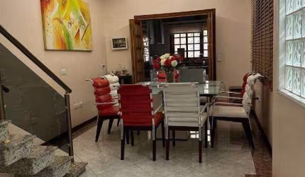 Sobrado à venda - 195m² - 3 suítes - 5 banheiros - 4 vagas - em Santo André