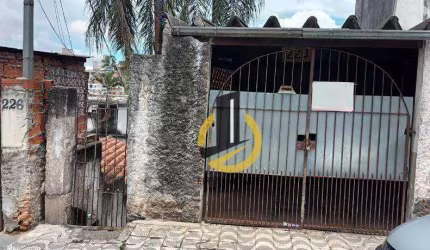 Casa à venda - 250m² - 2 dormitórios - 1 banheiro - quintal - edícula - 2 vagas - no Parque Bristol