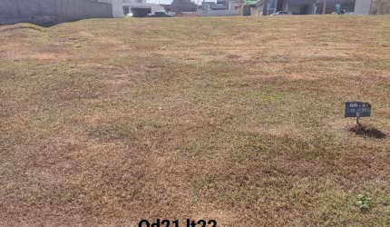 Terreno de 300m² com área verde exuberante no Condomínio Jardins Bolonha
