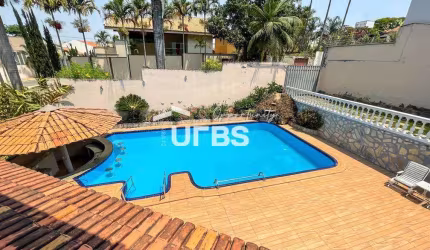 Sobrado de 600m² construídos com 3 suítes - St. Jaó