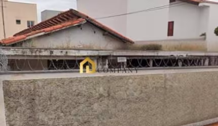 Excelente Terreno na região central com uma  casa antiga.